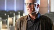 D.B. Russell (Ted Danson) leitet das CSI-Team, das den Tod des Studenten Pete Moyer aufklären soll.