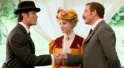 Detective Murdoch (Yannick Bisson) wird Ruby’s (Sarah Gadon) Partner HG Wells (Peter Mikhail) vorgestellt.