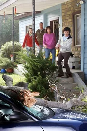 Sue (Eden Sher, l.), Mike (Neil Flynn, 2.v.l.), Frankie (Patricia Heaton, 2.v.r.) und Axl (Charlie McDermott, r.) sind geschockt, als ein Ast die Windschutzscheibe von Frankies Wagen zertrümmert. Nun müssen Frankie und Mike sich mit ihrer Versicherung auseinandersetzen ... Sue (Eden Sher, l.), Mike (Neil Flynn, 2.v.l.), Frankie (Patricia Heaton, 2.v.r.) und Axl (Charlie McDermott, r.) sind geschockt, als ein Ast die Windschutzscheibe von Frankies Wagen zertrümmert. Nun müssen Frankie und Mike sich mit ihrer Versicherung auseinandersetzen ...