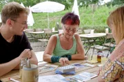 Rabiat-Reporter und Single Nico Schmolke lässt sich in Wiesbaden von Single Silvia Striebeck die Tarot- Karten legen. Sehnt er sich doch unbewusst nach einer Partnerschaft?