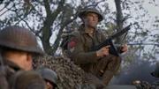REENACTMENT - Sgt. Thompson sitzt auf einem beschlagnahmten deutschen Panzer.