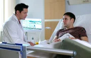 Dr. Philipp Brentano (Thomas Koch, li.) schafft es endlich, dass Frank Geißler (Atef Vogel, re.) über seinen wirklichen Gemüts- und Gesundheitszustand redet.