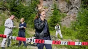 Sophia Strasser (Katharina Leonore Goebel, 2.v.r.) führt am Tatort ein Telefonat, während Caro Reiser (Sarah Thonig, 2.v.l.) neue Informationen bekommt (mit Komparsen).