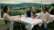 In einem Restaurant beschließen Adam (Simon J. Berger, l.), Jeppe (Jon Řigarden, M.) und Henrik (Tobias Santelmann, r.) ihre neueste Geschäftsidee mit einem Wochenende voller Exzesse gebührend zu feiern.
