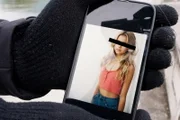 Tabu Pädophilie - Leben mit einer verbotenen sexuellen Neigung, KI-Bild von Mädchen mit Balken vor dem Gesicht.