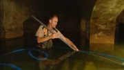 Thomas Hüge reinigt die Zisterne unter dem Exotarium des Frankfurter Zoos.