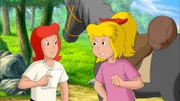 Bibi (r.) zeigt Tina (l.) eine Nachricht, in der steht, dass Sabrina erst freigelassen wird, wenn sie Regen hext.