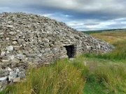 Vor 5.000 Jahren bestatten die Menschen ihre Toten in großangelegten Grabanlagen. Knochen- und Artefaktfunde weisen darauf hin, welche  Rituale hier einst abgehalten wurden.