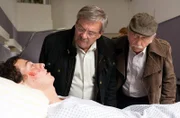 Gordon Gremberg (Nikolai Mohr, l.) liegt nach seinem Sprung von der Mühlheimer Brücke völlig derangiert auf der Intensivstation. Günter (Wolfgang Winkler, M.) und Edwin (Tilo Prückner, r.) müssen erkennen, dass ein Verhör des drogenbenebelten Patienten unmöglich ist.