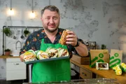 Gesundes Fast Food war in den frühen Neunzigern die perfekte Nische, in die sich Subway mit seinem Image schmiegte. Aber wie gut sind die Subway wirklich für unsere Gesundheit? Produktentwickler Sebastian Lege klärt auf.