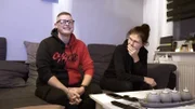 Liam (li.) hat seine erste geschlechtsangleichende OP erfolgreich überstanden und ist glücklich. Trotz der Schmerzen genießt er den bedeutenden Schritt in seinem Leben und muss sich nun zu Hause schonen.  (Foto, re: Bea)