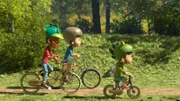 Lina, Raphael und Kleiner Fuß sind mit dem Rad unterwegs zu Frau Dr. Lee.