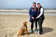 Simone Weidenbach (l) und Ines Werner mit Hund Elli in Callantsoog am Strand.