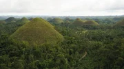 Im Zentrum von Bohol liegen über tausend kugelförmige Hügel. Die Einheimischen nennen diese Berge liebevoll Chocolate Hills, wegen der bräunlichen Farbe der grasbedeckten Kuppen.