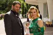 Conny (Annette Frier) und den „Jaguarmann“ (Roeland Wiesnekker) verbindet sofort eine besondere Chemie, als sie sich vor dem Kindergarten treffen.