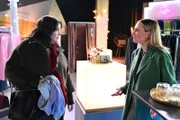 Hanna (Sarah Victoria Schalow, l.) lässt sich von Isabelle (Ania Niedieck) nicht zur Arbeit erpressen.