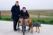 Ines Werner (l) und Simone Weidenbach campen am Wattenmeer in Jade.