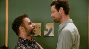 Während Mo (Yunus Cumartpay l.) und Julius (Jan Stapelfeldt r.) ihren Träumen nachjagen, fragen sie sich verliebt: Ist ihr Leben nicht schon perfekt?