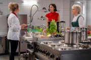 Sophias (Krista Birkner, M.) Vermutung, dass Greta (Laura Osswald, l., mit Antje Hagen, r.) schwanger ist, bestätigt sich.