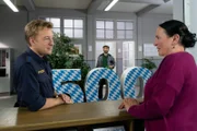 Polizeihauptmeister Mohr (Max Müller, l.) und Marianne Grasegger (Ursula Maria Burkhart, r.) wundern sich über die "500", die Hausmeister Hannes Winkler (Steffen Wolf, M.) aufgestellt hat.