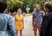 Anastasia Seidel (Sofie Eifertinger, 2. v. l) erhält von David Grünbaum (Omar El-Saeidi, l.) und Christoph Westerman (Hendrik von Bültzingslöwen, r.) die Nachricht vom Tod ihrer besten Freundin. Auch ihr Vater Falk Seidel (Marco Wittorf, 2. v. r.) ist bestürzt, denn Cleo war quasi ein Teil der Familie.
