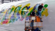 Die neue Boing 777 wird beklebt, in den Farben der Stiftung.