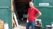 Trödelprofi Mauro Corradino ist gekommen um wieder Ordnung in Bernies 'Schnäppchenscheune' zu bringen.
