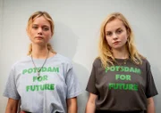 Anastasia Seidel (Sofie Eifertinger, l.) hat zusammen mit ihrer besten Freundin Cleo Pieper (Paula Hartmann, r.) den Blog "Potsdam for Future" betrieben. Cleo war das Gesicht, Anastasia der Kopf hinter den zum Teil sehr drastischen Aktionen der Umweltbewegung.