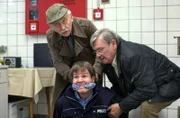 Im Überwachungsraum der Tiefgarage entdecken Edwin (Tilo Prückner, l.) und Günter (Wolfgang Winkler, r.) den gefesselten Benz (Dominik Klingenberg, M.).