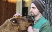 Kune Kune Schwein Tommy mit Tierpfleger Marten Schulz.
