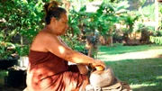 Tapa-Frau Sara Vaki beim Kneten des Stoffes, Fatu Hiva/Marquesas.