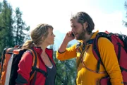 Katharina (Luise Bähr) und Markus (Sebastian Ströbel) koordinieren den Rettungseinsatz mit den anderen Bergrettern.