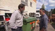 Anastasios (li.) ist ein kreativer Stahldesigner - doch er verkauft wenige seiner Erfindungen. Stattdessen türmen sie sich in seiner Werkstatt. Seinen Töchtern Panagiota und Irini sowie Mama Eleni reicht es. Es muss sich etwas ändern! Mauro Corradino (re.) bricht auf, um der Familie zu helfen, denn es ist höchste Zeit zu reagieren. Ein Bankkredit muss dringend beglichen werden, damit der gelernte Schlosser Anastasios endlich neu anfangen kann.