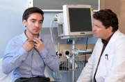 Anton Preetz (Ivo Kortlang, l.) kommt neu zu Dr. Christian Kleist (Francis Fulton-Smith, r.) in die Praxis, sein Zustand verschlechtert sich rapide. Was verbirgt der junge Patient?