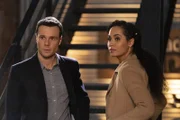 Harry Greenwood (Rupert Evans, l.); Macy Vaughn (Madeleine Mantock, r.)