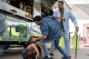 Jerry Sanders (Lion-Russell Baumann, l.) fühlt sich von Rami Al-Rif (Salah Massoud, r.) nicht nur äußerlich verletzt.