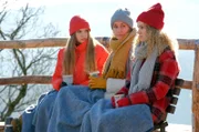 Tanja (Christina Athenstädt, M.) spricht sich mit ihren Töchtern Lotte (Anne Sophie Triesch, l.) und Luisa (Pauline Angert, r.) aus.