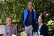 Babette Neuhäuser (Bernadette Schnabl, l.), Kurt Knauer (Holger Daemgen, M.) und Iris Hopfenbrauer (Sabine Oberhorner, r.) stehen unter Schock, denn gerade hatten sie noch mit dem Opfer nach ihrer Pilzexkursion gemeinsam gegessen.