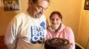 Carola feiert ihren 40. Geburtstag - mit Hindernissen. Denn sie steht mal wieder zwischen zwei Männern. Derzeit wohnt sie bei Lothar, ihre Habseligkeiten hat sie aber noch bei Stefan.