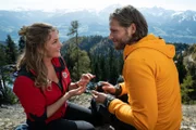 Markus (Sebastian Ströbel) hat eine besondere Überraschung für Katharina (Luise Bähr) vorbereitet.