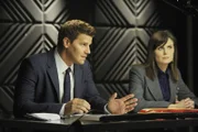 Booth (David Boreanaz) und Brennan (Emily Deschanel) befragen eine Tatverdächtige zu ihrer Affäre mit dem Opfer.  Die Verwendung des sendungsbezogenen Materials ist nur mit dem Hinweis und Verlinkung auf TVNOW gestattet.