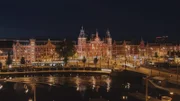 Der Amsterdamer Hauptbahnhof ist am Königstag 2024 in Amsterdam, Niederlande, aus der Vogelperspektive zu sehen.