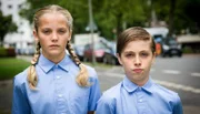 Als brave „Nationale Demokraten“ verkleidet, interviewen Stella (Zoë Malia Moon, li.) und Till (Otto von Grevenmoor, re.) die Nachbarn der Asylbewerberfamilie Kelmendi.
