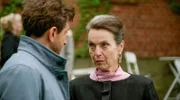 Victoria (Caroline Schreiber, r.) drängt bei Arthur (Vivian Frey, l.) auf eine schnelle Hochzeit. Doch Arthur bleibt gelassen…