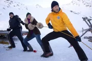 Mit vereinten Kräften versuchen Markus (Sebastian Ströbel, r.), Emilie (Stefanie von Poser, M.) und Gert (Martin Leutgeb, l.) Tobias aus seiner schwierigen Lage zu befreien.