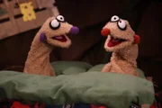 Jan & Henry können nicht schlafen gehen, bevor sie nicht all ihren Kuscheltieren eine „Gute Nacht“ gewünscht haben. Damit das aber nicht zu lange dauert, singen sie kurzerhand ein Schlaflied für alle.