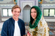 Checker Tobi mit Merve Usta in einer Moschee in Wülfrath. Weiteres Bildmaterial finden Sie unter www.br-foto.de.