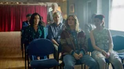 Ihre Familie - Mutter Bess (Zahra Browne), Vater James (Geoffrey Newland) sowie die Zwillinge Keedie (Georgia De Gidlow) und Nina (Caitlin Hamilton, v.l.n.r.) - will Addie auf der Sitzung des Dorfrates den Rücken stärken.