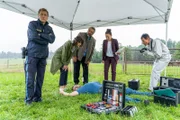 Am Tatort hat Pathologin Atay erste Informationen für die Ermittler. Von links: Polizeihauptmeister Mohr (Max Müller), Kommissarin Andresen (Sophie Melbinger), Kommissar Stadler (Dieter Fischer), Pathologin Atay (Sevda Polat), Spurensicherer (Komparse).