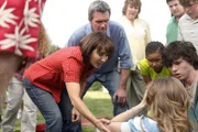 Auch wenn Mike (Neil Flynn, M.) und Frankie (Patricia Heaton, l.) Morgan (Alexa Vega, vorne) nicht besonders mögen, als diese zu Boden geht, sind sie um die Cheerleaderin besorgt ...